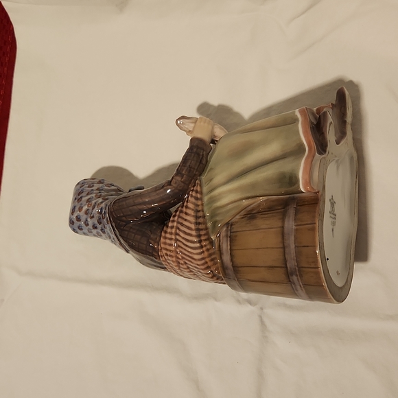 Dahl Jensen Copenhagen 1150 Fish Seller Lady Sitting on a Barrel Figurine. - Picture 7 of 9
